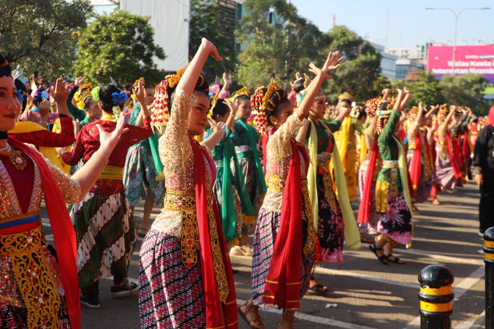 CFD Bekasi Jadi Panggung Budaya, Ribuan Penari Kolosal Rayakan Hari Tari Sedunia